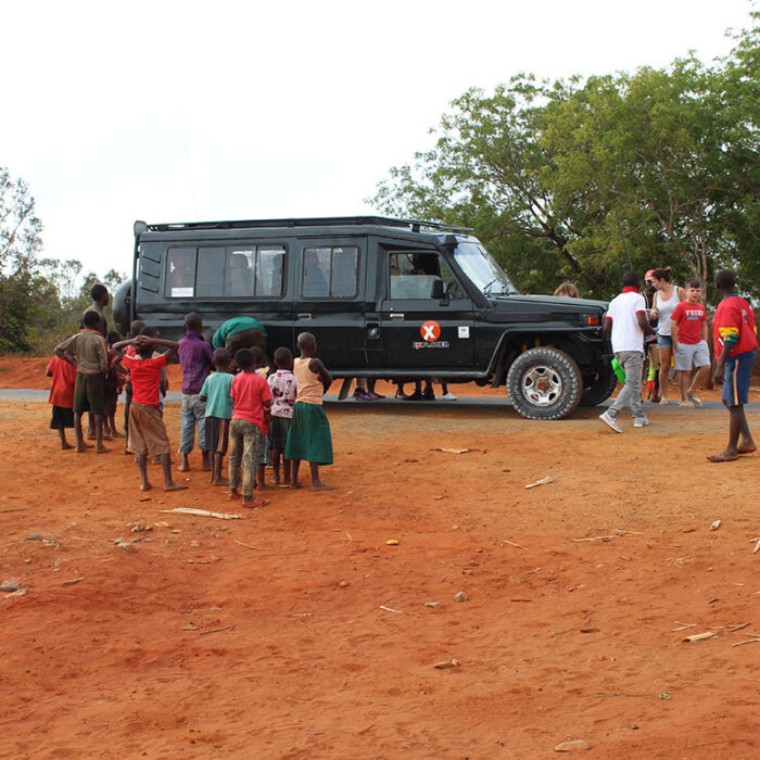 bambini-lungo-la strada-safari-kenya